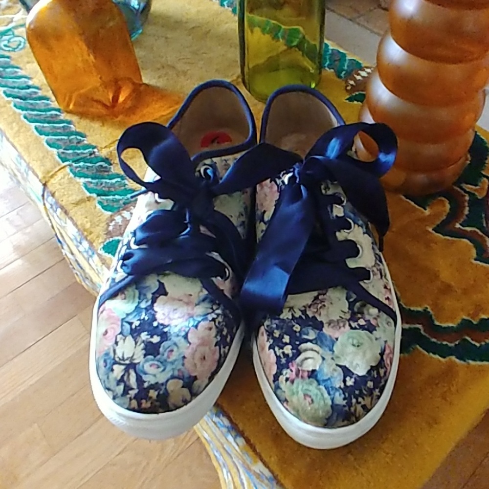 DIRTY LAUNDRY SNEAKERS